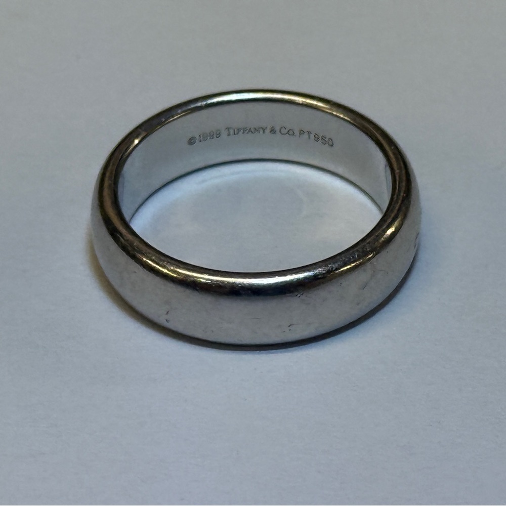 Men’s classic Tiffany & Co. platinum wedding band size 10 - excellent condition